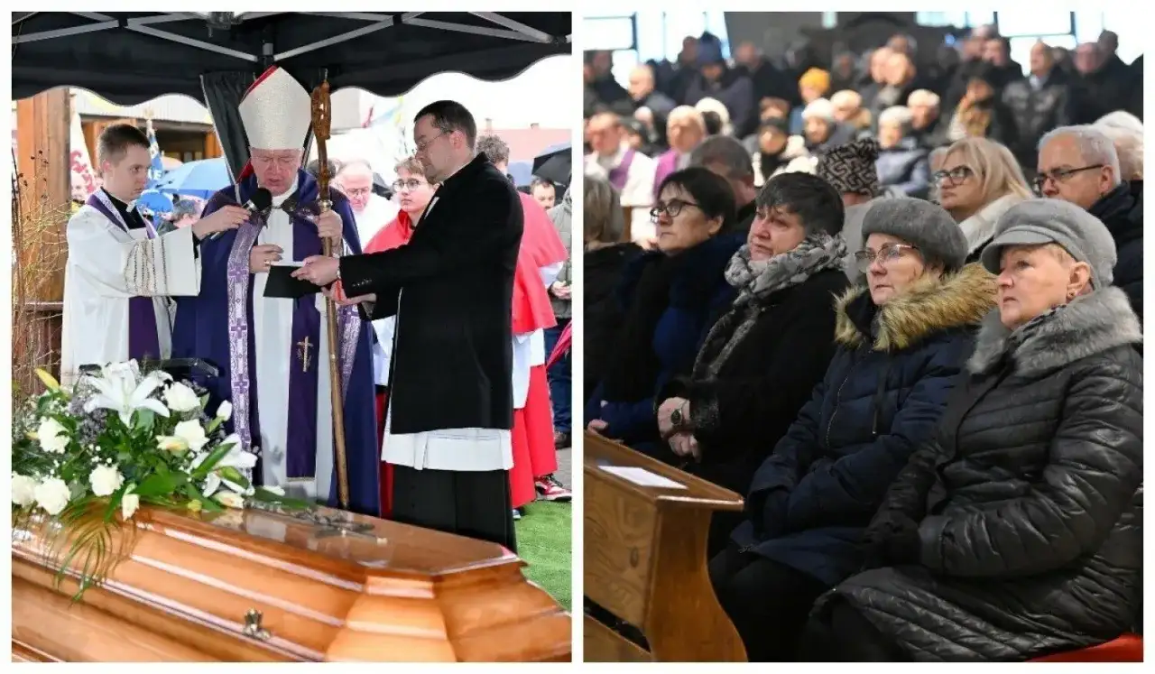 Duchowni przy trumnie i żałobnicy w kościele.