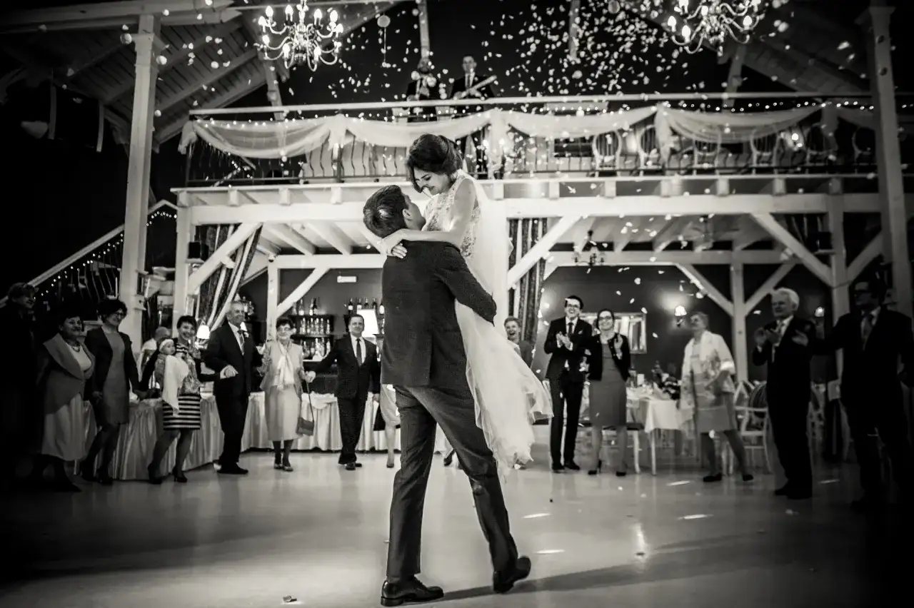 Impreza lata 80.: Zorganizuj legendarną domówkę! Poradnik krok po kroku