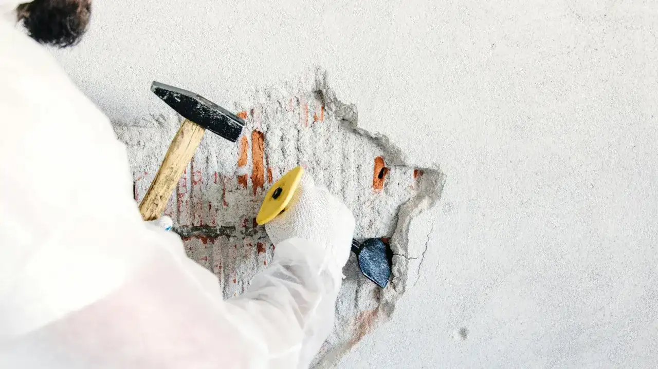 Ile kosztuje skucie starego tynku? Poznaj ceny i ukryte koszty