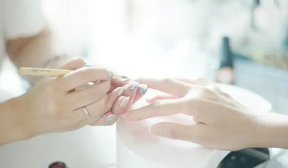 Manicure co to znaczy? Poznaj jego rodzaje i korzyści dla zdrowia