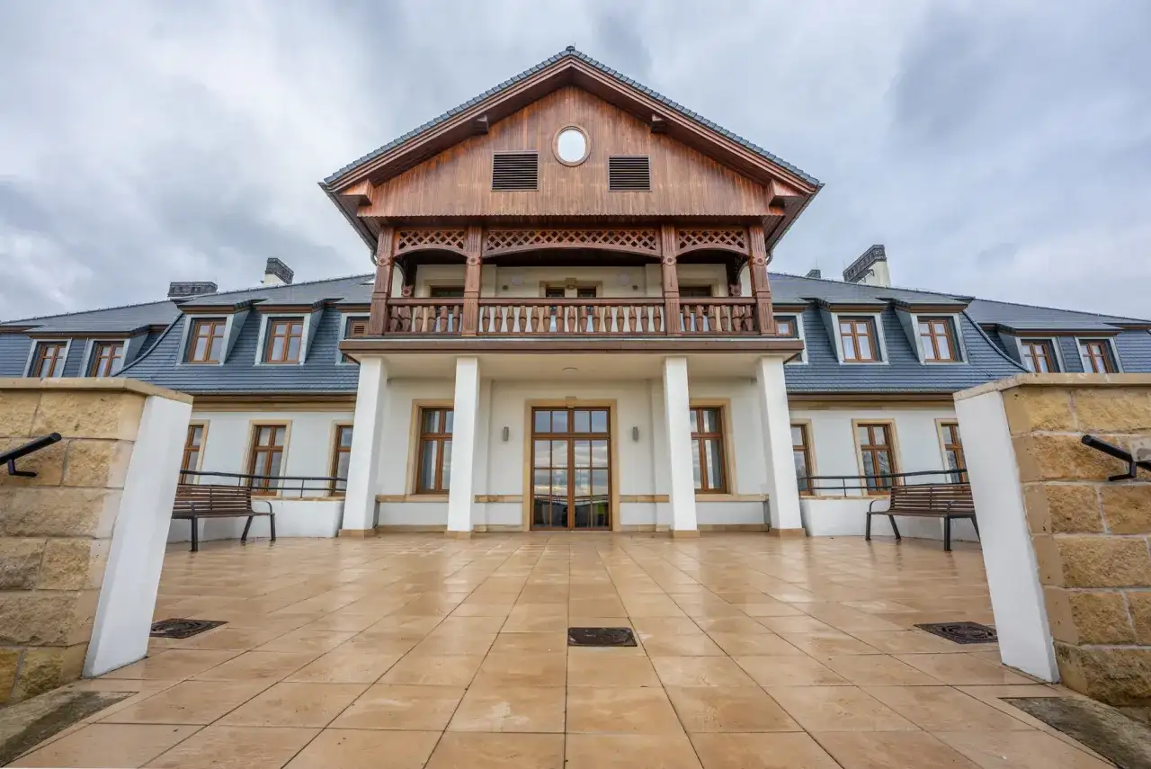 Dom opieki Kobiór: Jak wybrać? Koszty, procedury, spokój dla rodziny.