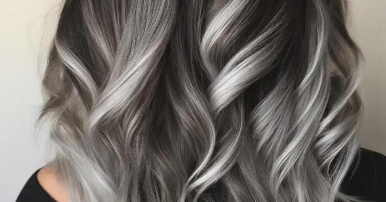 Jasne odrosty na ciemnych włosach - poradnik i sposoby na naturalne zakrycie