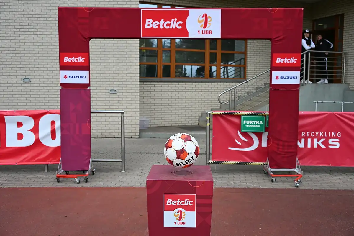 Piłkarska brama z logo Betclic i 1 Ligi, symbolizująca początek sezonu, kiedy rusza ekstraklasa.
