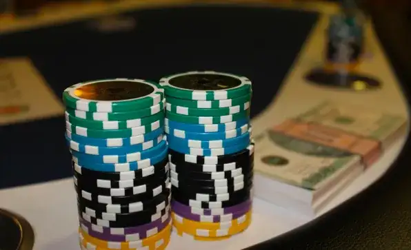 Turystyka i hazard: Dlaczego kasyna online stają się coraz bardziej popularne wśród turystów?