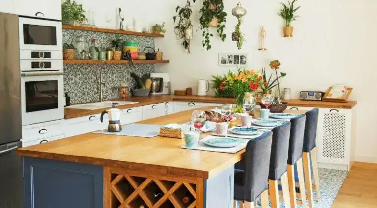 Łączenie podłóg kuchnia-salon: jak zrobić to stylowo i funkcjonalnie?