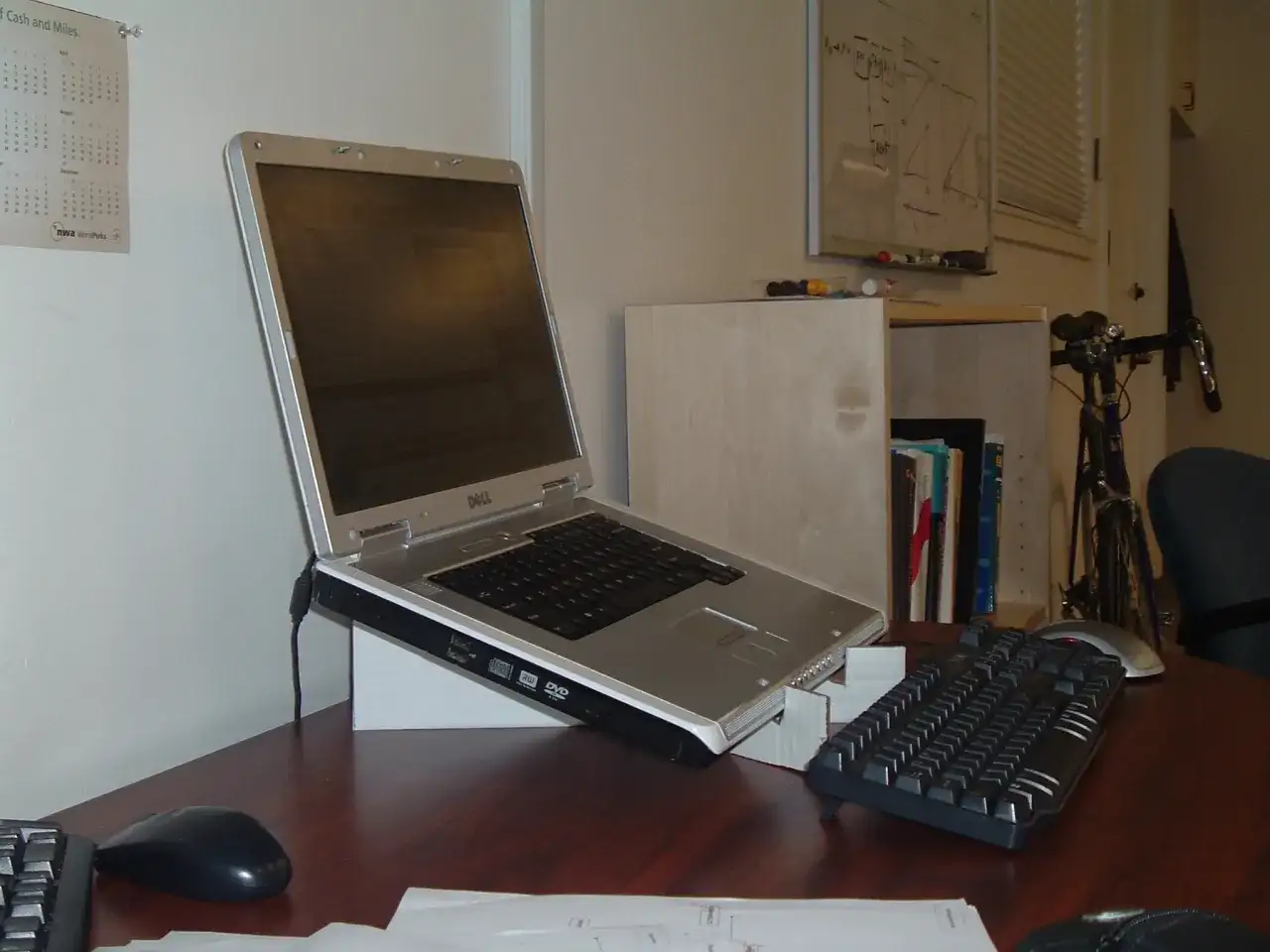 Jak stworzyć ergonomiczny DIY stojak na laptopa, który poprawi komfort