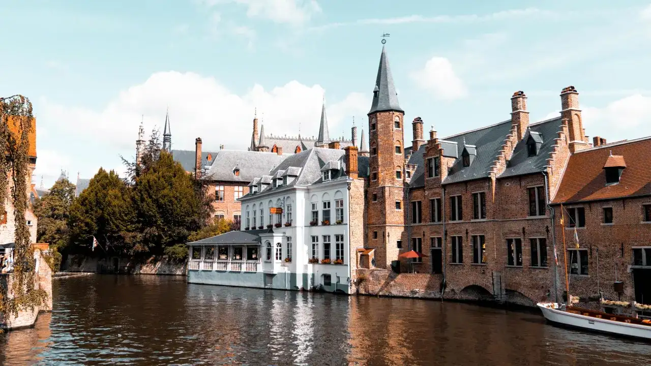 Bruggia, miasto kanałów, gdzie budynki odbijają się w wodzie. Czy Belgia ma dostęp do morza? Tak, przez port w Ostendzie.