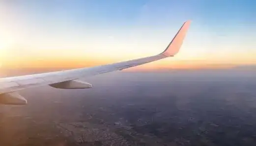 Ile trwa lot do Paryża? Sprawdź, jak zaoszczędzić czas w podróży