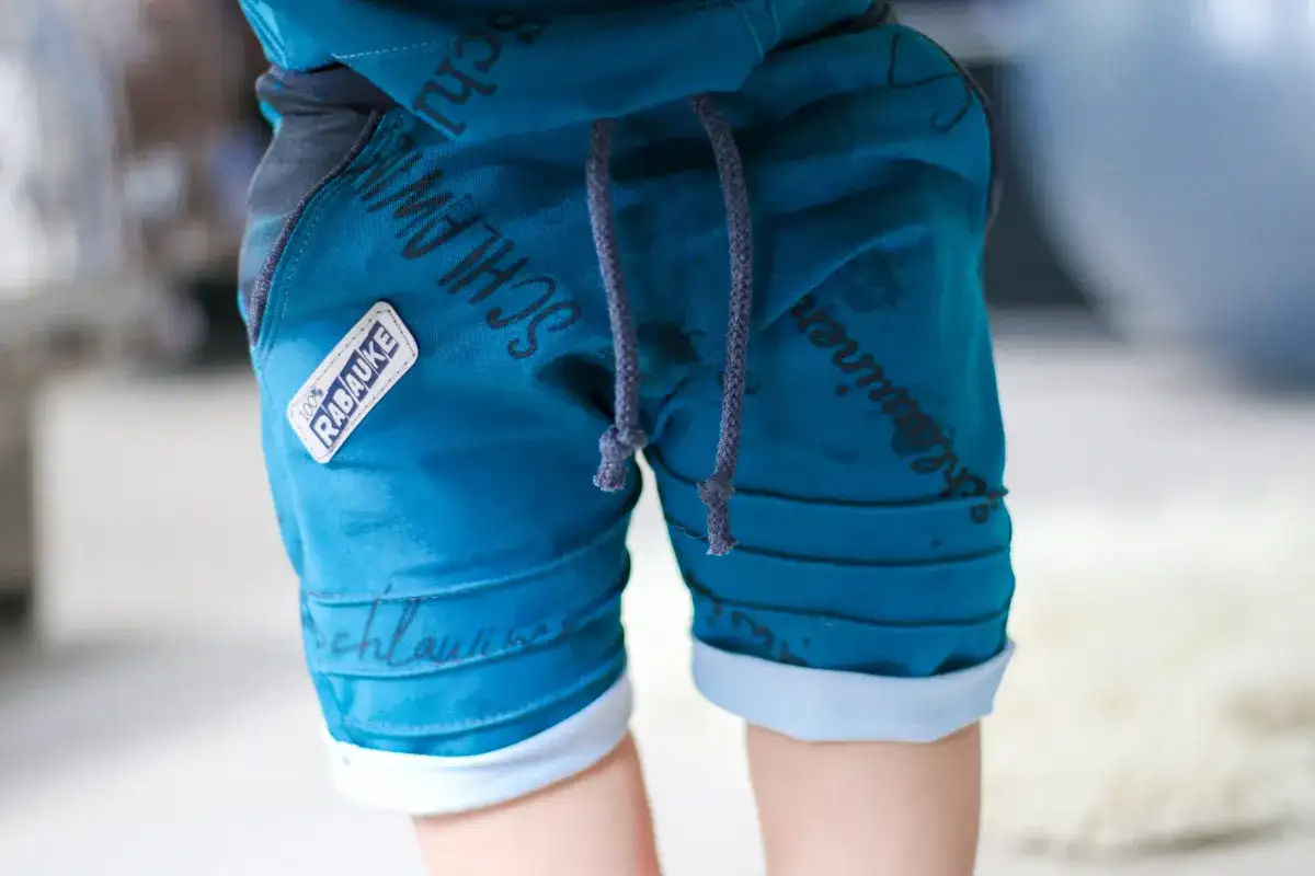 Kurze Hosen für Jungen: Bequem, robust & stylish der Eltern-Guide