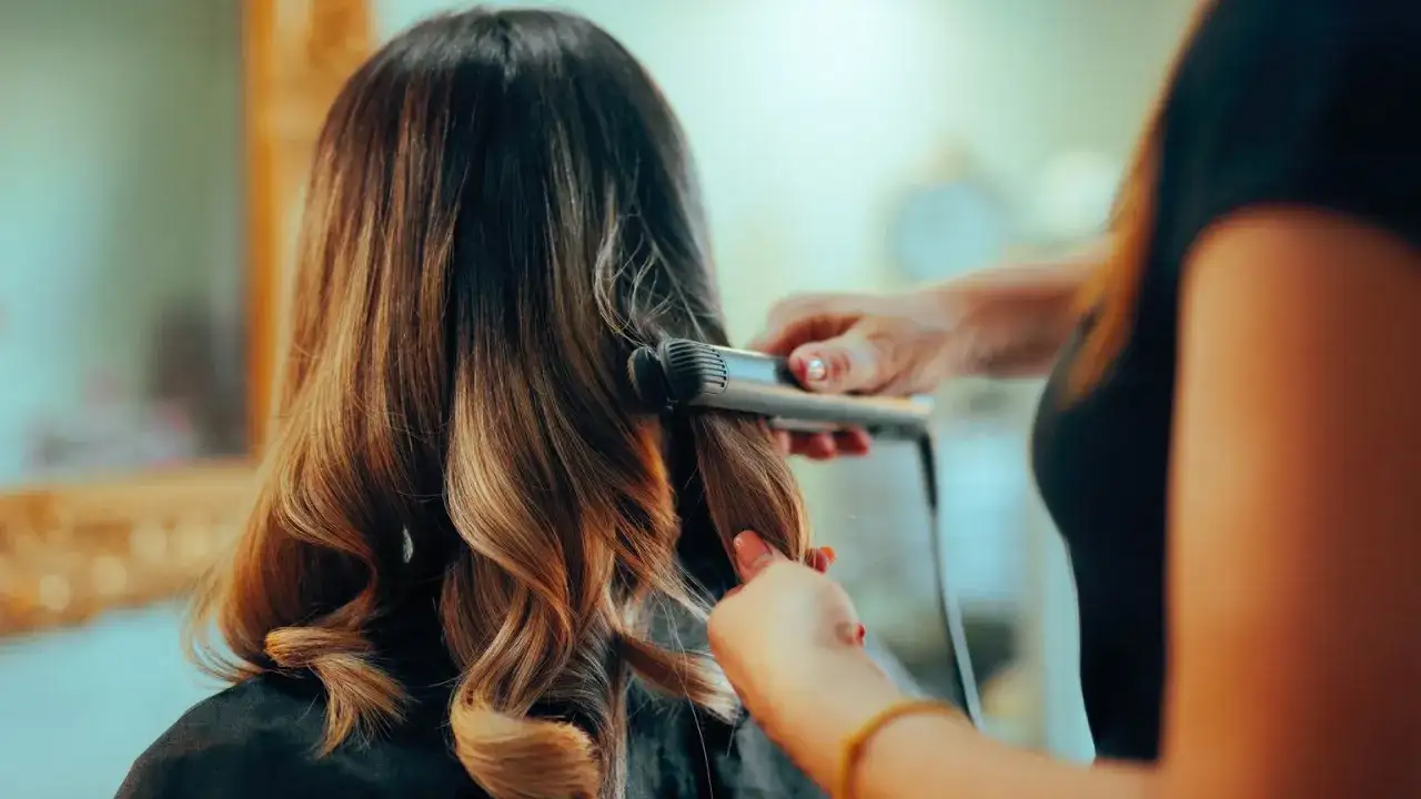 Loki prostownicą: Twój przewodnik krok po kroku do idealnej fryzury