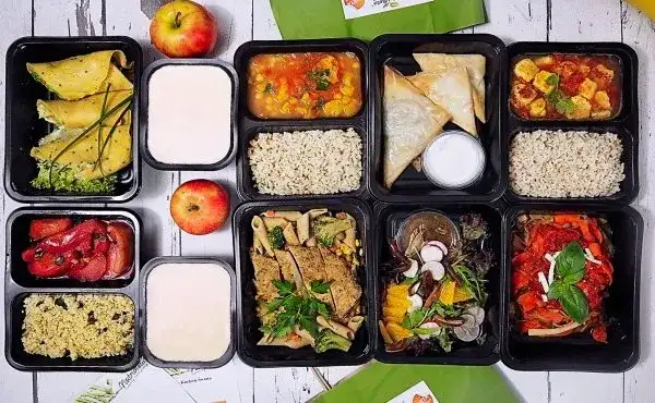 Catering dietetyczny: Dostawa krok po kroku. Czy Twoje jedzenie jest bezpieczne?