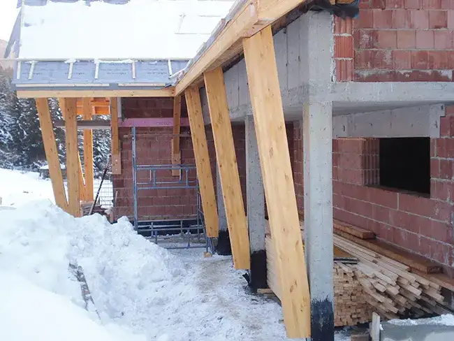 Montaż więźby dachowej zimą: bezpieczne techniki i wyzwania