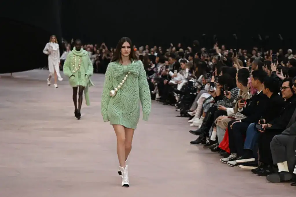 Modne swetry: Trendy, kolory i stylizacje na sezon [Rok]