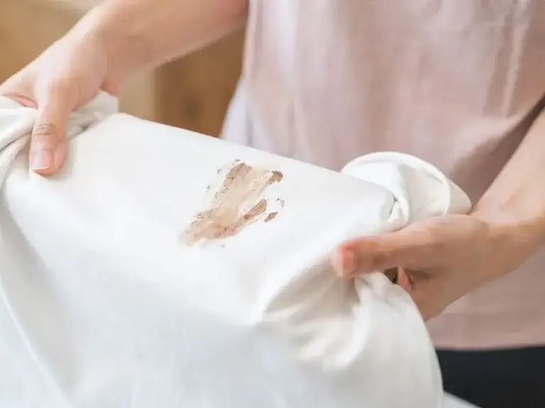 Jak usunąć plamę z podkładu? Sprawdzone metody i triki!