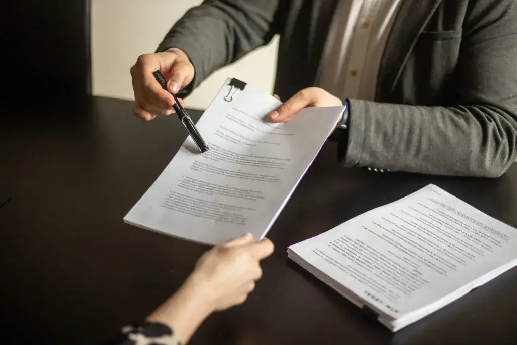 Praca na zlecenie co to? Zrozumienie umowy i jej konsekwencje