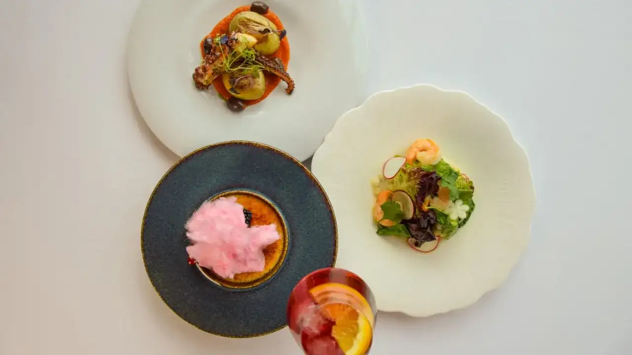 Cztery eleganckie dania: ośmiornica, sałatka z krewetkami, deser z watą cukrową i drink.