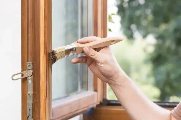 Jaka farba do malowania okien drewnianych, aby uniknąć zniszczeń?