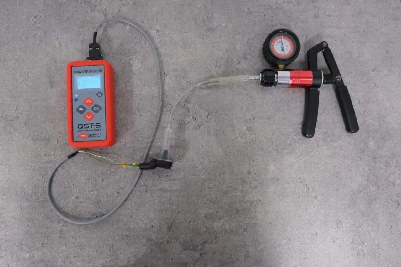 Tester QST-5 i próżniomierz z pompką ręczną pokazują, jak działa map sensor, symulując zmiany ciśnienia.