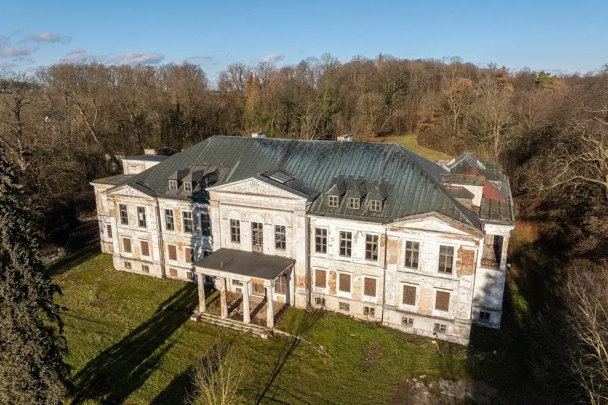 Pałac w Samostrzelu - historia, architektura i atrakcje turystyczne