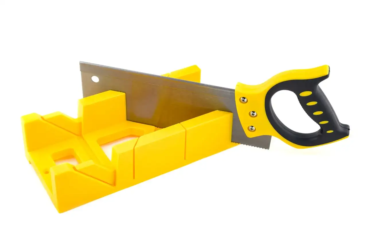 Jak ciąć listwy PCV? Narzędzia i sekrety idealnych narożników