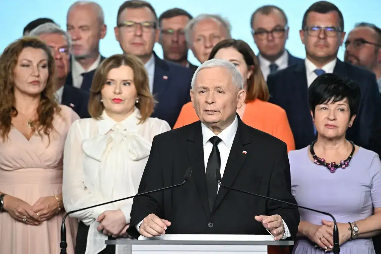 Członkostwo w PiS: Co naprawdę zyskujesz i jakie są obowiązki?