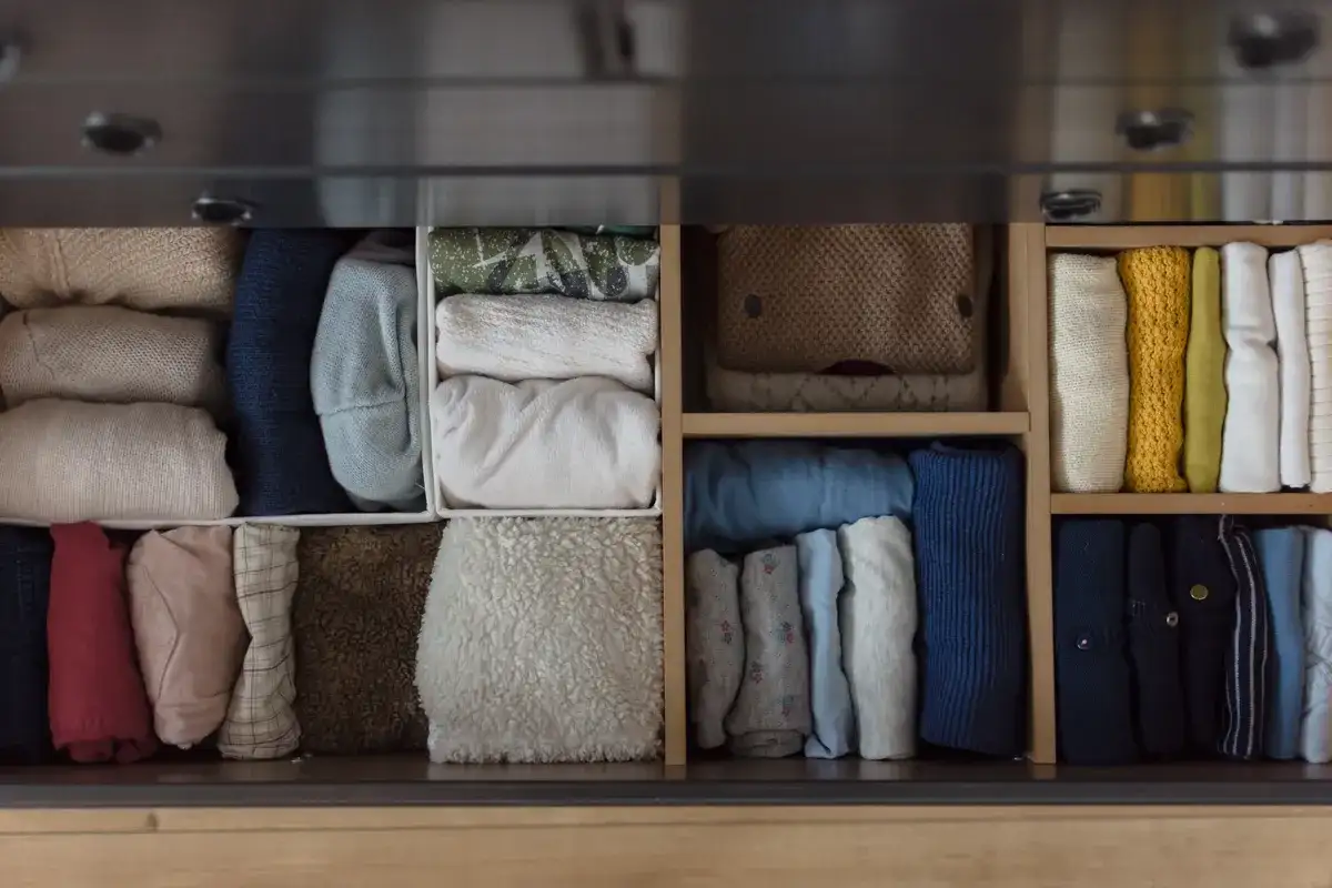 Jak zrobić szuflady do szafy? Zobacz, jak schludnie poukładać ubrania w przegródkach, by mieć porządek.