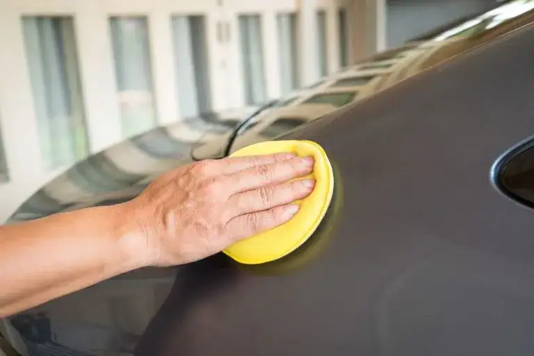Jak myć samochód po woskowaniu, aby nie uszkodzić lakieru?