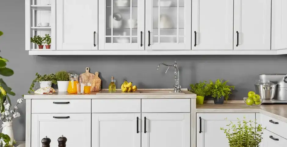 Skuteczne sposoby na to, czym wyczyścić szafki kuchenne z tłuszczu