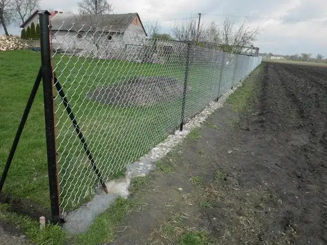 Ogrodzenie z siatki: jak uniknąć błędów przy ustawianiu słupków