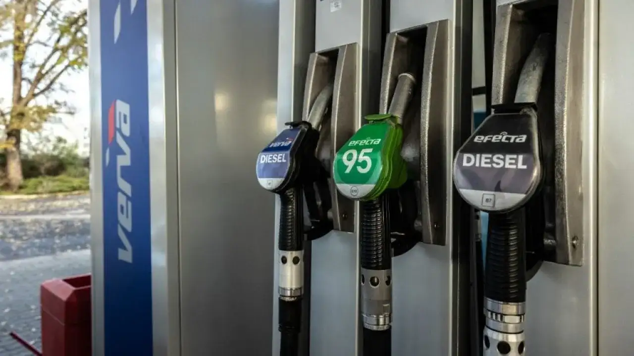 Czy można tankować na włączonym silniku? Poznaj ryzyka i przepisy