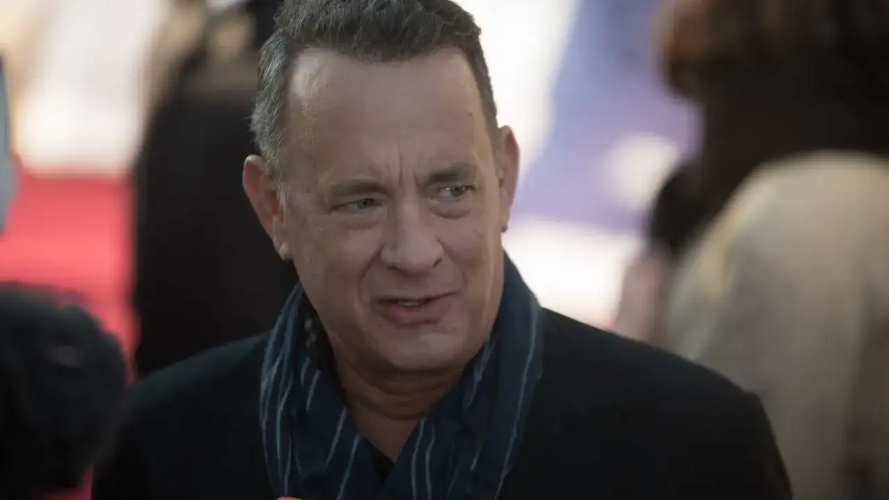 Tom Hanks, znany z wielu filmów, w tym "Forrest Gump" i "Szeregowiec Ryan", na czerwonym dywanie.