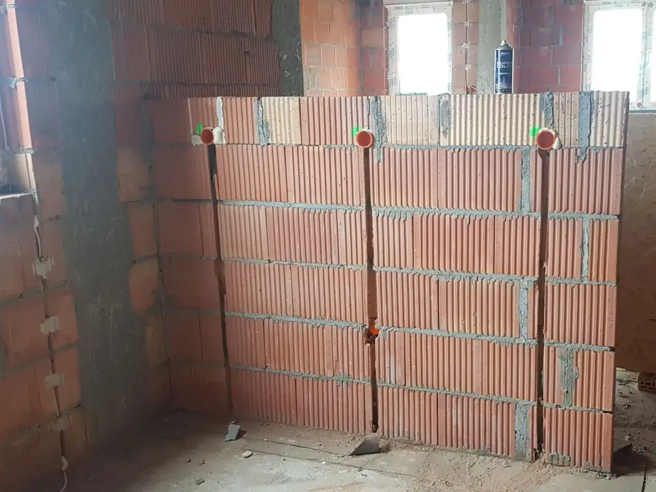 Przygotowanie ścian do prowadzenia instalacji: jak zrobić bruzdy pod kable w pustakach ceramicznych, widoczne puszki instalacyjne.