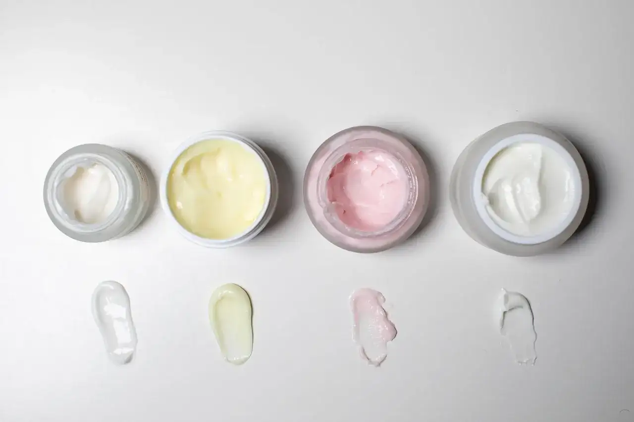 Lekki krem nawilżający: wybierz najlepszy dla swojej cery