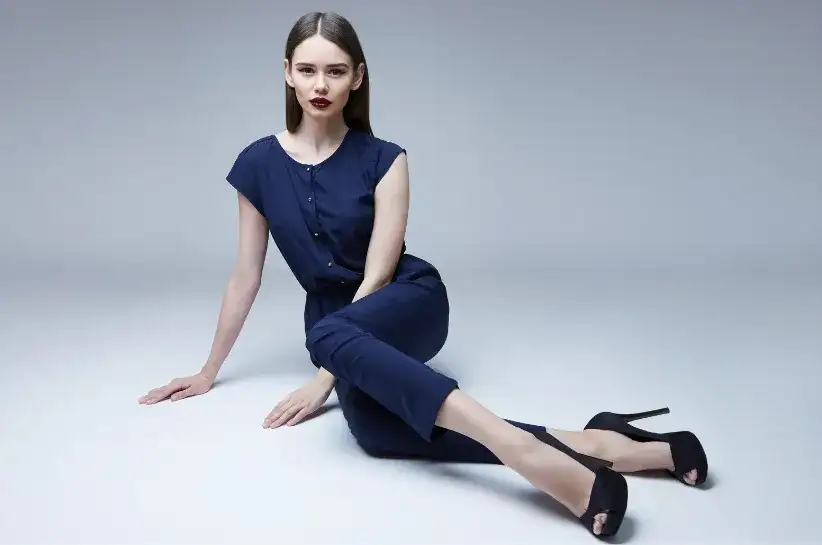 Jakie buty do granatowego kombinezonu, aby uniknąć modowych wpadek?