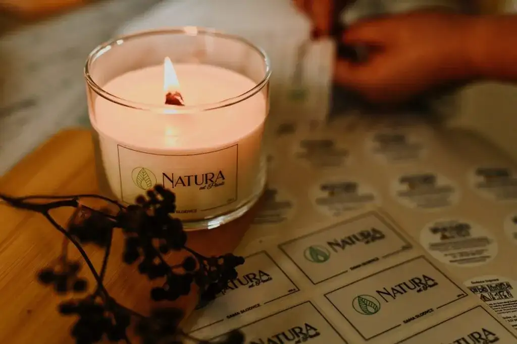 Świeczka o zapachu świerku – naturalny sposób na relaks w domu