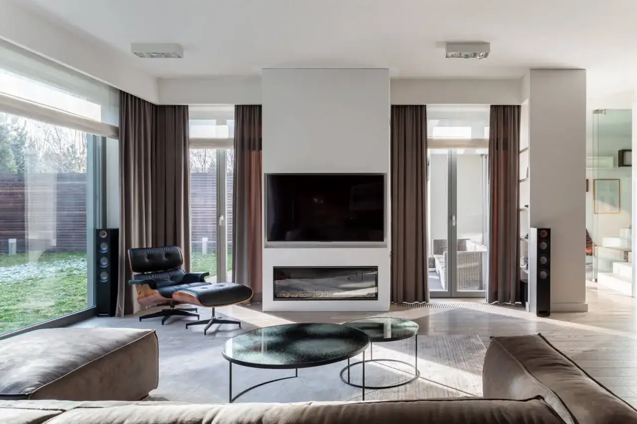 Jak wybrać karnisz do dwóch okien obok siebie, unikając błędów