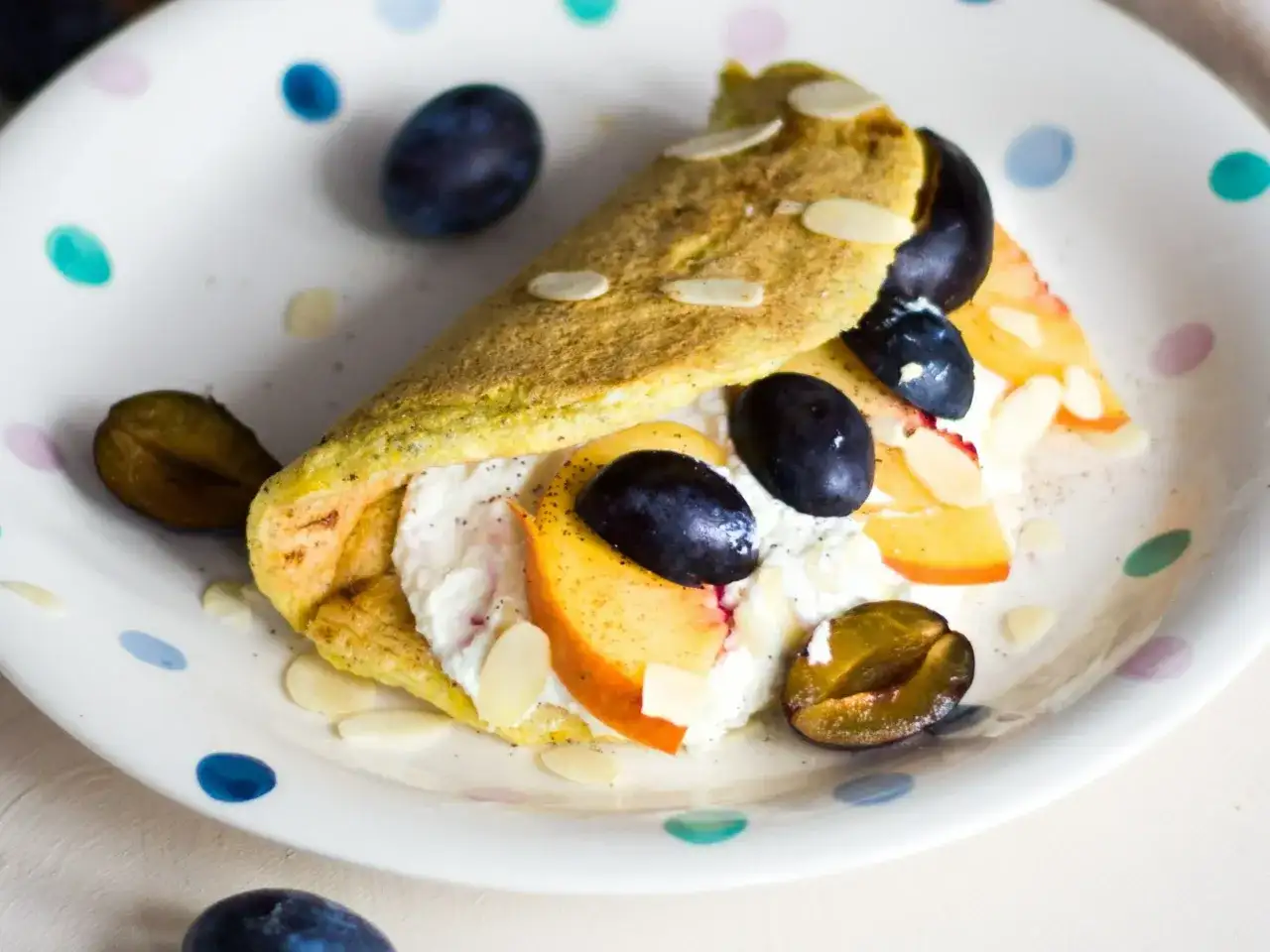 Jak zrobić puszysty omlet na słodko – prosty przepis z owocami i czekoladą