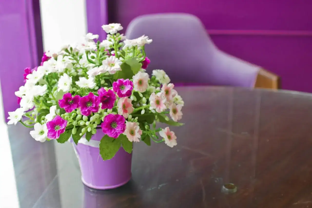 Kwiaty na komunię? Zasady, alternatywy i savoir-vivre gościa