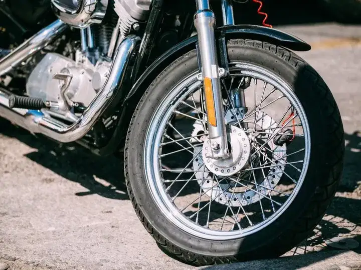 Prawidłowe ciśnienie w oponach motoroweru: kompletny poradnik bezpiecznej jazdy