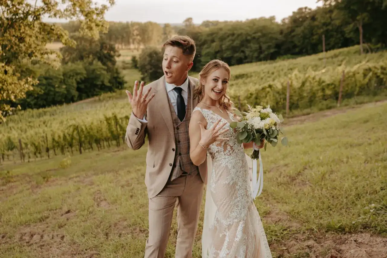 Para wesele w winnicy, z bukietem i obrączkami. Szukacie fotografa, który uchwyci takie emocje?