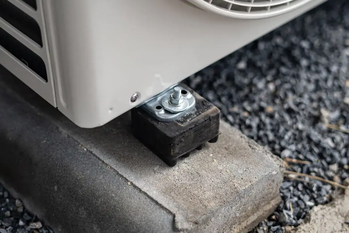 Solidny fundament pod pompę ciepła, z gumowymi amortyzatorami, zapewnia stabilność i ciszę pracy.