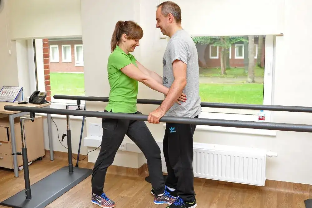 Komu przysługuje rehabilitacja bez kolejki? Sprawdź, czy się kwalifikujesz