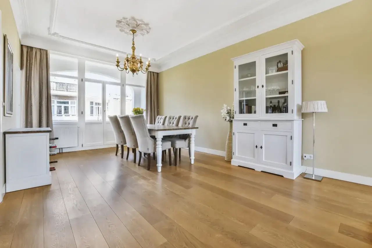 Panele i płytki bez listwy? Poznaj metody i uniknij błędów!