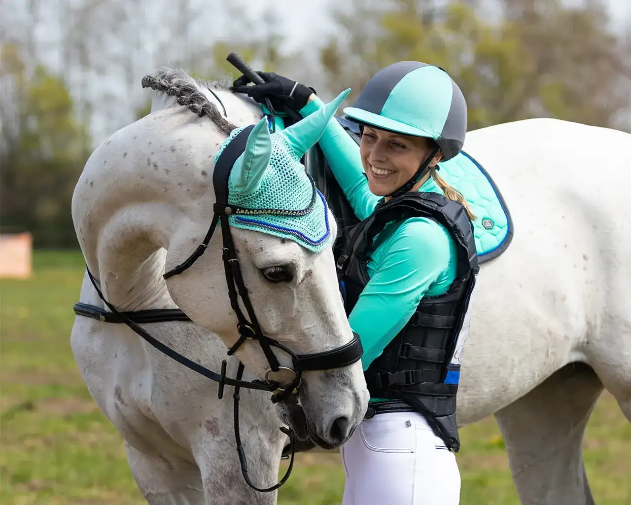 Czapka do jazdy konnej? Poznaj kask jeździecki i wybierz bezpiecznie