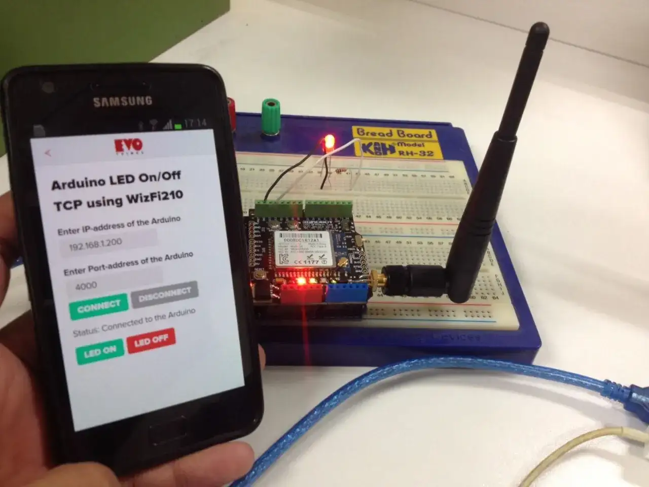 Jak podłączyć ledy z telefonem? Aplikacja na smartfonie steruje Arduino przez Wi-Fi, zapalając i gasząc diody LED na płytce stykowej.