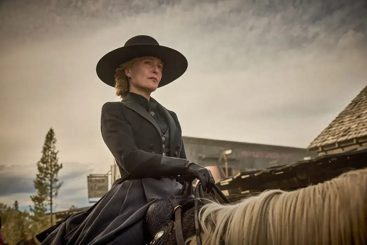 Gillian Anderson w westernowym stroju na koniu, przypominająca jej role w filmach i serialach.