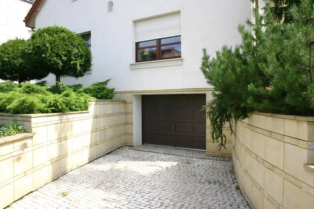 Jak zrobić podjazd pod krawężnik – proste kroki dla łatwego dostępu