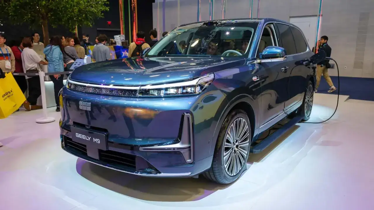 Niebieski Geely M9, jeden z dziwnych samochodów osobowych, jest ładowany na wystawie.