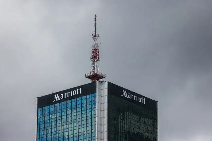Kiedy powstał hotel Marriott w Warszawie? Historia i ciekawostki