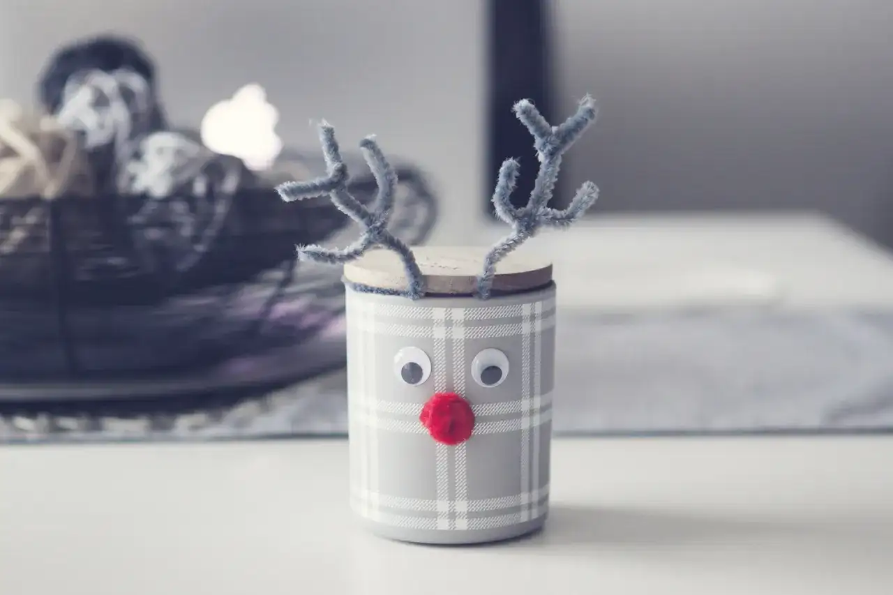 Uroczy renifer z brokatowymi rogami i czerwonym noskiem. Idealny pomysł, jak oryginalnie zapakować prezent dla dziecka na święta.